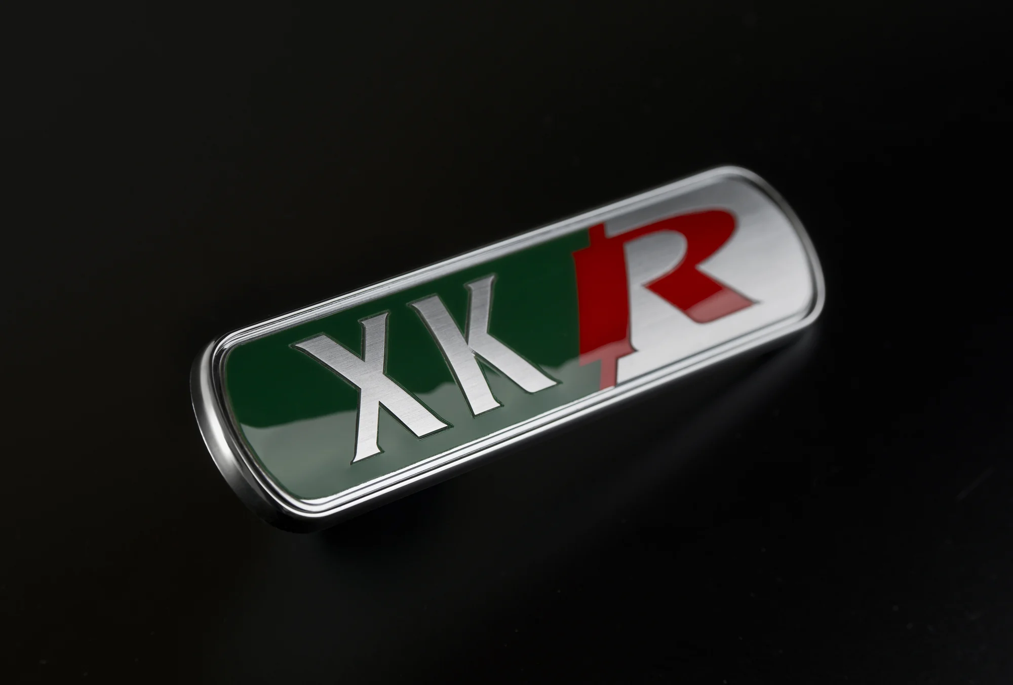 da08-jaguar-xkr-automotive-badge